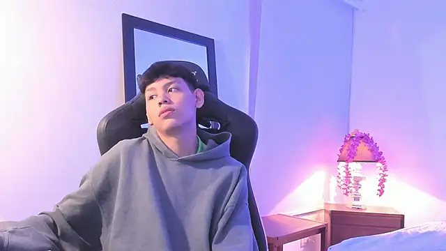 Snapshot of zeus_blaze chatting on 09-10-25, 03:34 zeus blaze online show from 09-10-25, 03:34