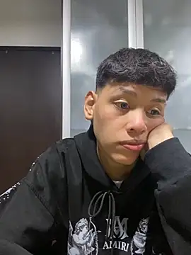 Snapshot of zeus_blaze chatting on 09-13-25, 01:05 zeus blaze online show from 09-13-25, 01:05