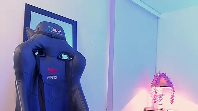 Snapshot of zeus_blaze chatting on 09-13-25, 01:11 zeus blaze online show from 09-13-25, 01:11