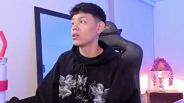 Snapshot of zeus_blaze chatting on 09-16-25, 12:06 zeus blaze online show from 09-16-25, 12:06