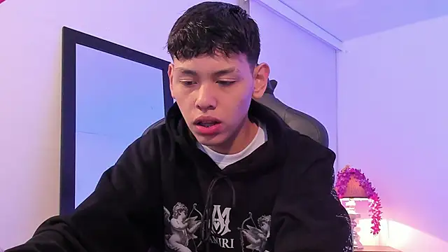 Snapshot of zeus_blaze chatting on 09-17-25, 12:18 zeus blaze online show from 09-17-25, 12:18