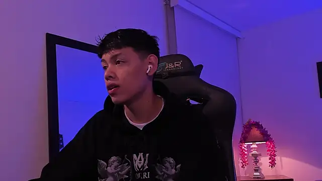 Snapshot of zeus_blaze chatting on 09-18-25, 03:30 zeus blaze online show from 09-18-25, 03:30