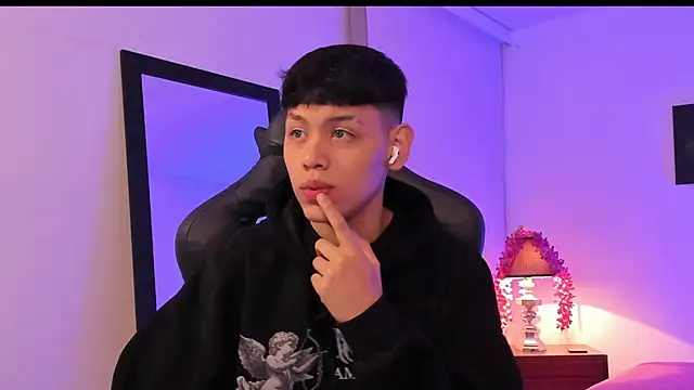 Snapshot of zeus_blaze chatting on 09-19-25, 11:44 zeus blaze online show from 09-19-25, 11:44