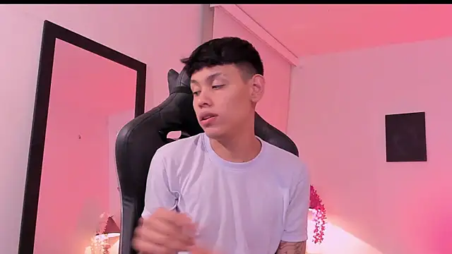 Snapshot of zeus_blaze chatting on 09-24-25, 08:01 zeus blaze online show from 09-24-25, 08:01