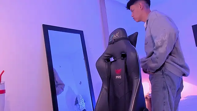 Snapshot of zeus_blaze chatting on 09-27-25, 08:30 zeus blaze online show from 09-27-25, 08:30