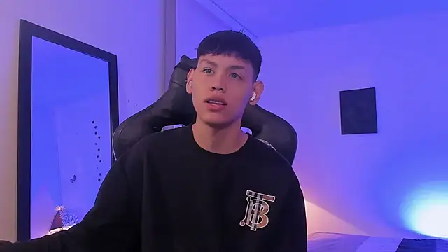 Snapshot of zeus_blaze chatting on 09-29-25, 06:29 zeus blaze online show from 09-29-25, 06:29