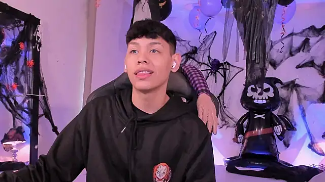 Snapshot of zeus_blaze chatting on 10-06-25, 12:13 zeus blaze online show from 10-06-25, 12:13