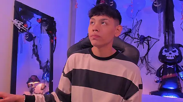 Snapshot of zeus_blaze chatting on 10-14-25, 04:13 zeus blaze online show from 10-14-25, 04:13