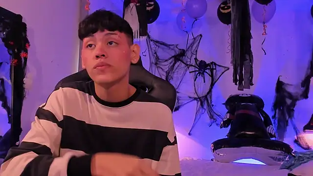 Snapshot of zeus_blaze chatting on 10-14-25, 04:41 zeus blaze online show from 10-14-25, 04:41