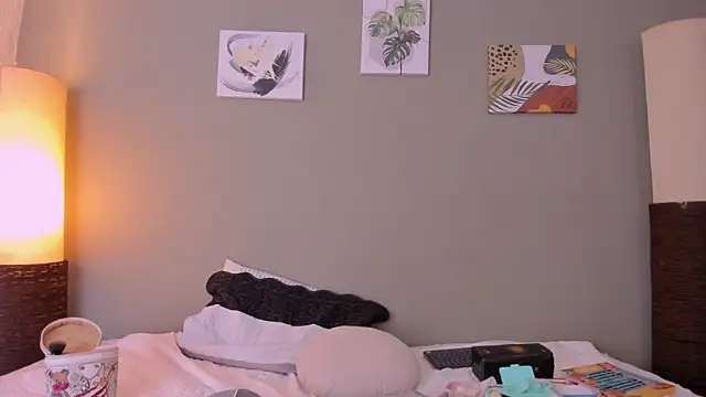 Snapshot of zeus_blaze chatting on 10-15-25, 04:45 zeus blaze online show from 10-15-25, 04:45