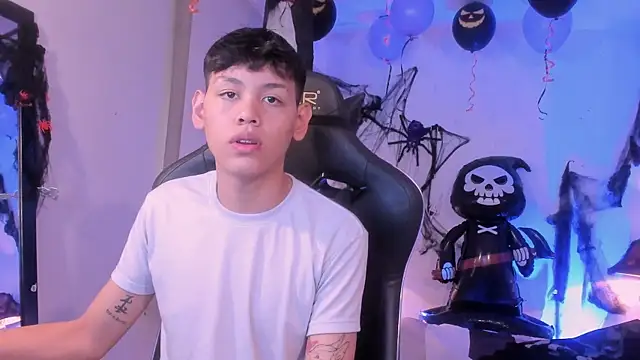 Snapshot of zeus_blaze chatting on 10-18-25, 11:44 zeus blaze online show from 10-18-25, 11:44