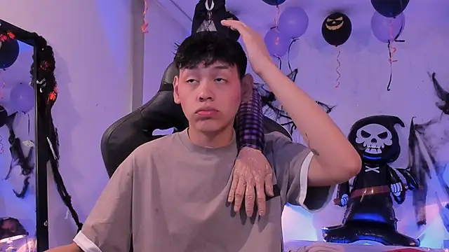 Snapshot of zeus_blaze chatting on 10-24-25, 12:12 zeus blaze online show from 10-24-25, 12:12