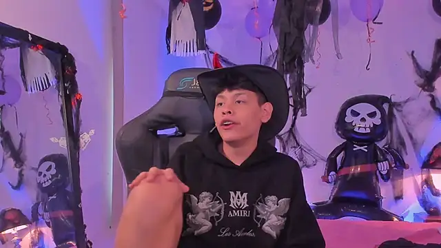 Snapshot of zeus_blaze chatting on 10-25-25, 05:08 zeus blaze online show from 10-25-25, 05:08