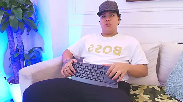 Snapshot of Naim_Bennetsex chatting on 11-21-25, 06:06 Naim Bennetsex online show from 11-21-25, 06:06