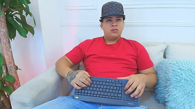 Snapshot of Naim_Bennetsex chatting on 11-22-25, 06:40 Naim Bennetsex online show from 11-22-25, 06:40