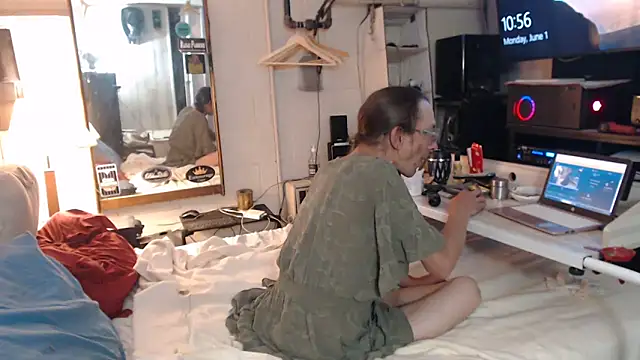 Snapshot of Puff0169 chatting on 06-02-26, 02:57 Puff0169 online show from 06-02-26, 02:57