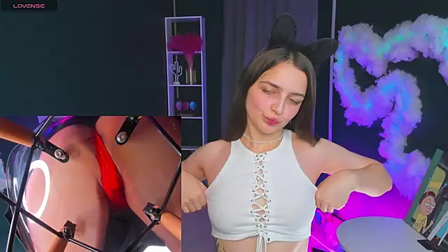 Snapshot of Ann_Perry chatting on 10-21-25, 02:01 Ann Perry online show from 10-21-25, 02:01