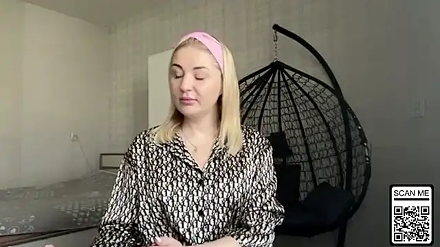 Snapshot of Blondie_xoxoxo chatting on 05-05-26, 06:43 Blondie xoxoxo online show from 05-05-26, 06:43