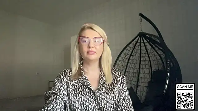 Snapshot of Blondie_xoxoxo chatting on 06-10-26, 08:13 Blondie xoxoxo online show from 06-10-26, 08:13
