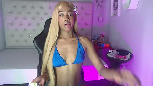 Snapshot of candyy_ebony chatting on 10-25-25, 04:20 candyy ebony online show from 10-25-25, 04:20