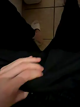 Snapshot of Dicksxd chatting on 11-05-25, 12:32 Dicksxd online show from 11-05-25, 12:32