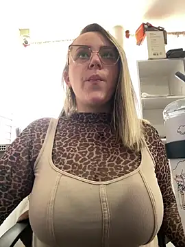 Snapshot of CurvyLust_x chatting on 03-26-26, 01:28 CurvyLust x online show from 03-26-26, 01:28