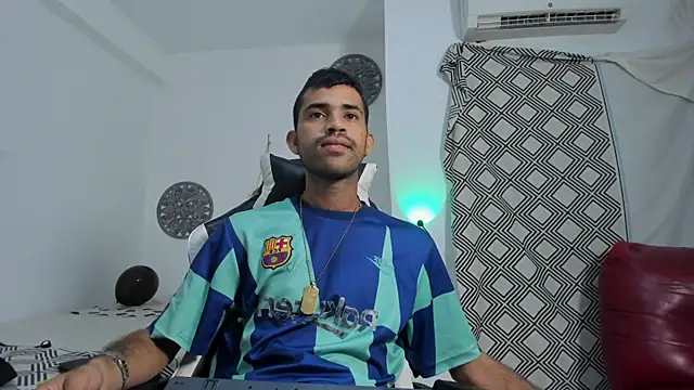 Snapshot of adri_sexboy229 chatting on 10-17-25, 06:05 adri sexboy229 online show from 10-17-25, 06:05