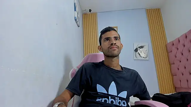 Snapshot of adri_sexboy229 chatting on 10-18-25, 02:14 adri sexboy229 online show from 10-18-25, 02:14