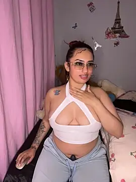 Snapshot of naomirouse_ chatting on 11-14-25, 04:11 naomirouse online show from 11-14-25, 04:11