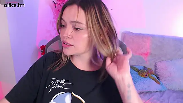 Snapshot of aliiceFM chatting on 09-14-25, 03:05 aliiceFM online show from 09-14-25, 03:05