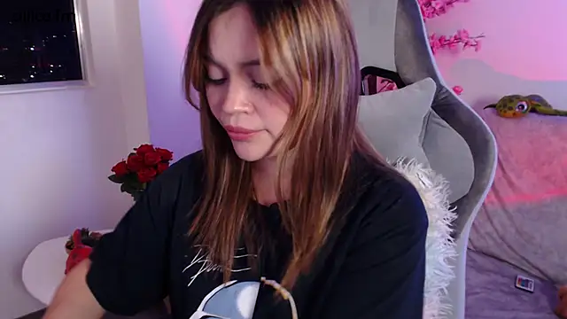 Snapshot of aliiceFM chatting on 09-30-25, 03:11 aliiceFM online show from 09-30-25, 03:11