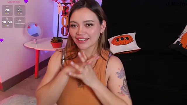 Snapshot of aliiceFM chatting on 10-17-25, 03:53 aliiceFM online show from 10-17-25, 03:53