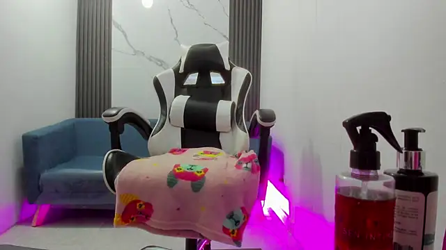 Snapshot of ShaunaDream chatting on 10-28-25, 04:49 ShaunaDream online show from 10-28-25, 04:49