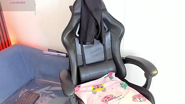 Snapshot of ShaunaDream chatting on 02-18-26, 04:52 ShaunaDream online show from 02-18-26, 04:52