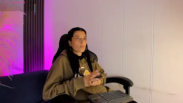 Snapshot of ShaunaDream chatting on 02-22-26, 04:57 ShaunaDream online show from 02-22-26, 04:57