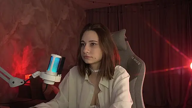 Snapshot of LumeNova chatting on 02-15-26, 12:51 LumeNova online show from 02-15-26, 12:51