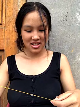 Snapshot of May_nhi chatting on 09-09-25, 08:14 May nhi online show from 09-09-25, 08:14