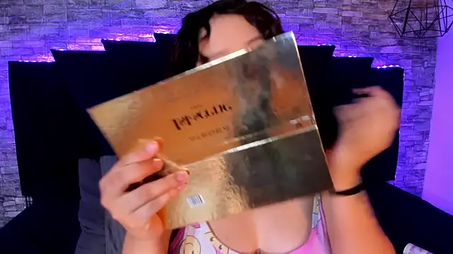 Suxan White  online show from 04-22-26, 09:49