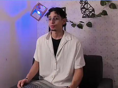 Snapshot of nicolai_drake chatting on 10-15-25, 12:55 nicolai drake online show from 10-15-25, 12:55