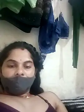 Snapshot of JULEE-740 chatting on 10-15-25, 11:32 JULEE-740 online show from 10-15-25, 11:32