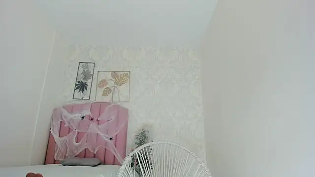 Snapshot of emy_barnert chatting on 10-12-25, 12:37 emy barnert online show from 10-12-25, 12:37