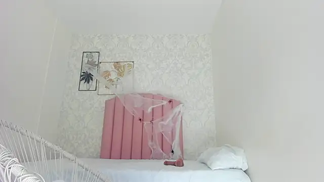 Snapshot of emy_barnert chatting on 10-19-25, 12:17 emy barnert online show from 10-19-25, 12:17