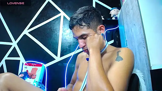 Angel latinboy online show from 02-22-25, 03:56