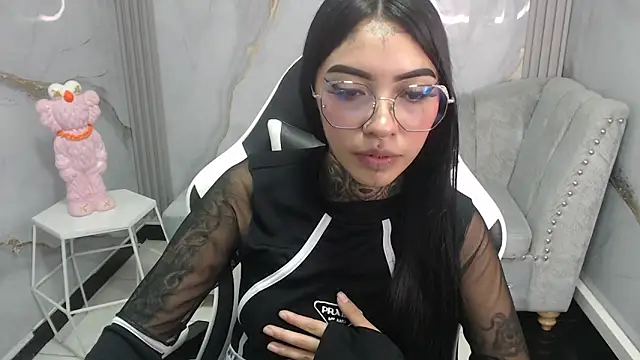 Ashley Blum v online show from 10-25-25, 08:03