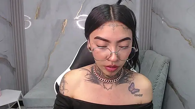 Ashley Blum v online show from 10-29-25, 08:10