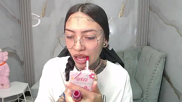 Ashley Blum v online show from 11-12-25, 08:08