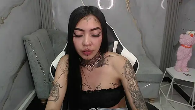 Ashley Blum v online show from 11-24-25, 01:16