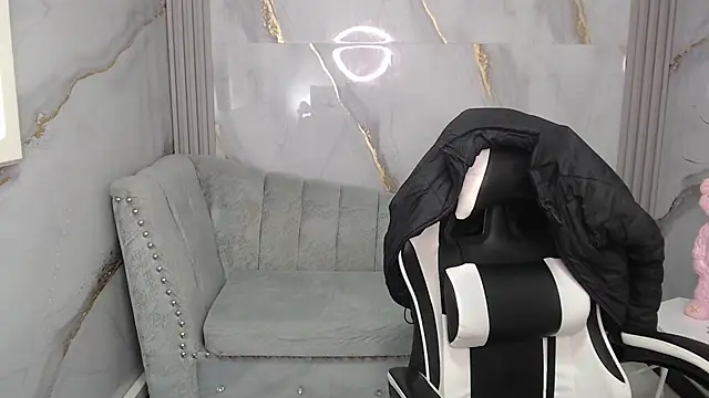 Ashley Blum v online show from 12-13-25, 08:14