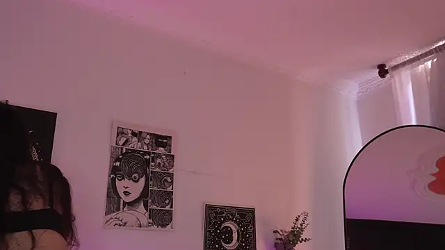 sophieee art online show from 10-08-25, 05:43