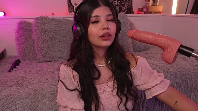 sophieee art online show from 02-13-26, 08:38